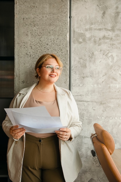 Femme de taille plus travaillant dans un bureau d'affaires professionnel