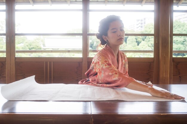 Femme talentueuse travaillant avec du papier japonais