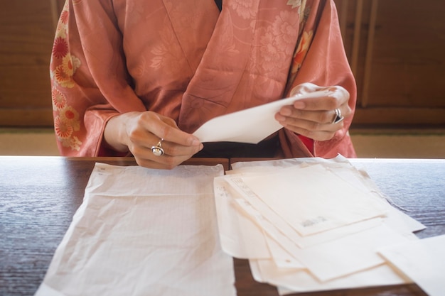 Femme talentueuse travaillant avec du papier japonais