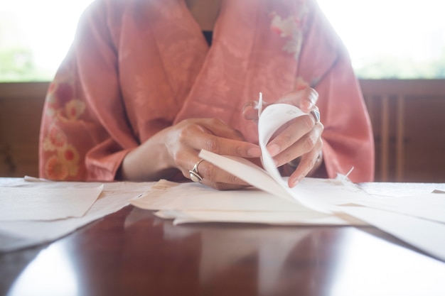 Femme talentueuse travaillant avec du papier japonais