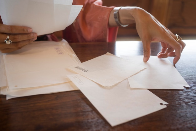 Photo gratuite femme talentueuse travaillant avec du papier japonais