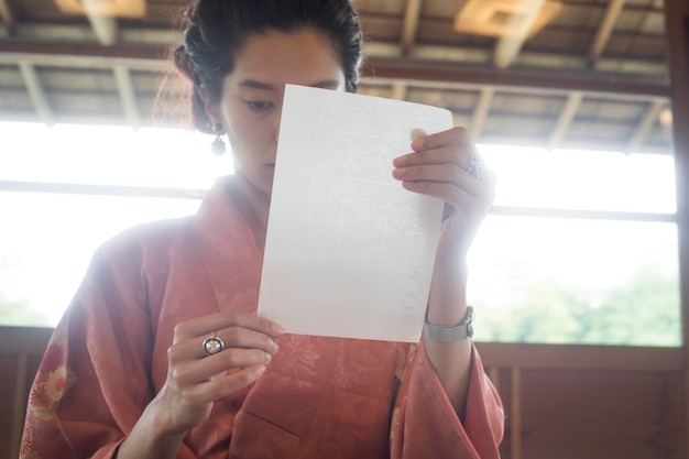 Femme talentueuse travaillant avec du papier japonais