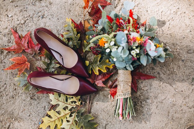 Femme talons et bouquet de mariée