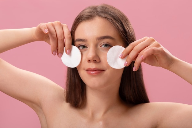 Femme avec des tampons de coton vue de face