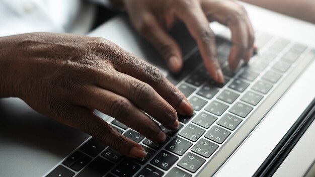 Femme tapant sur un clavier d'ordinateur portable