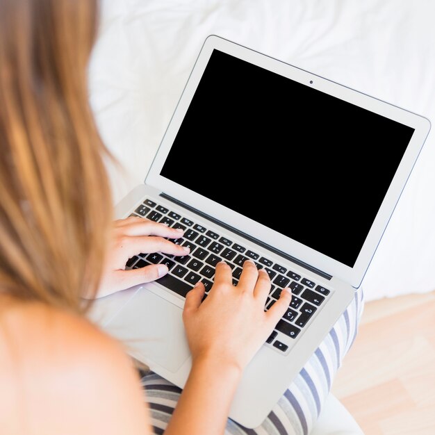 Femme taper sur un ordinateur portable