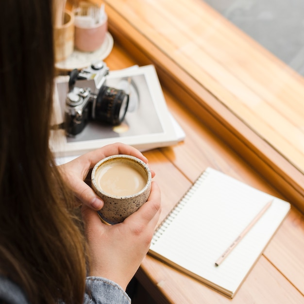 Photo gratuite femme, à, a, tasse café