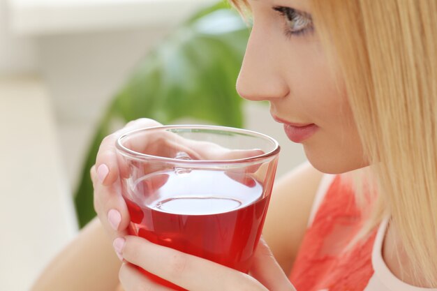 femme avec une tasse de thé