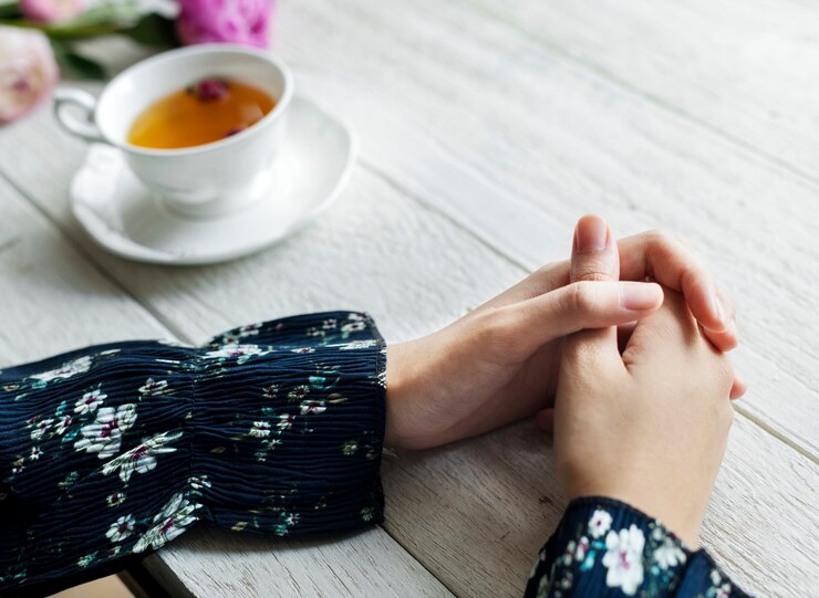 Photo gratuit femme avec une tasse de thé