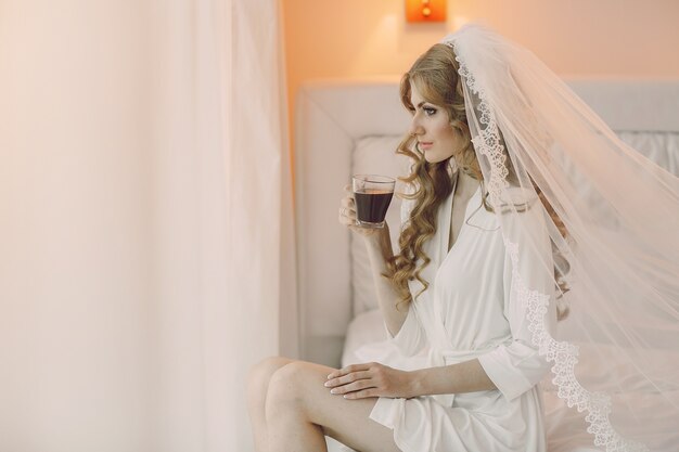 Femme avec une tasse