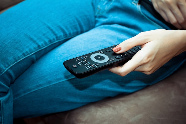 Femme avec télécommande