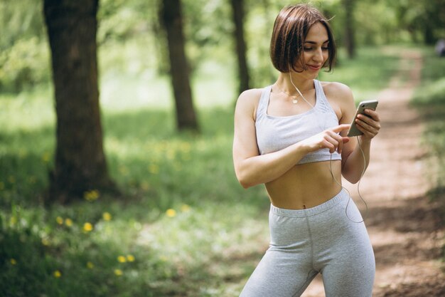 Femme avec téléphone dans les vêtements de sport