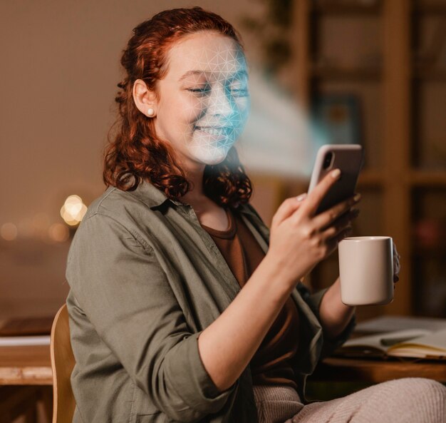 Femme avec téléphone faisant un scan du visage