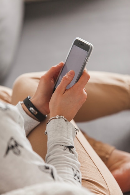 Photo gratuite femme avec téléphone intelligent dans les mains