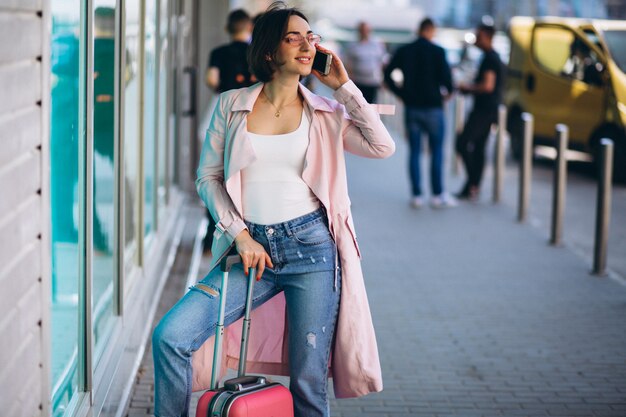 Femme avec téléphone voyageant