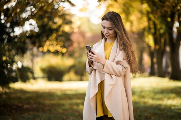 Femme avec téléphone