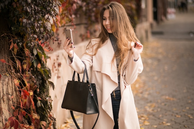 Femme avec téléphone