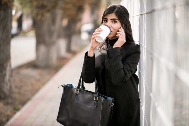 Femme avec téléphone