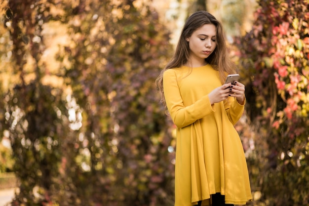 Femme avec téléphone