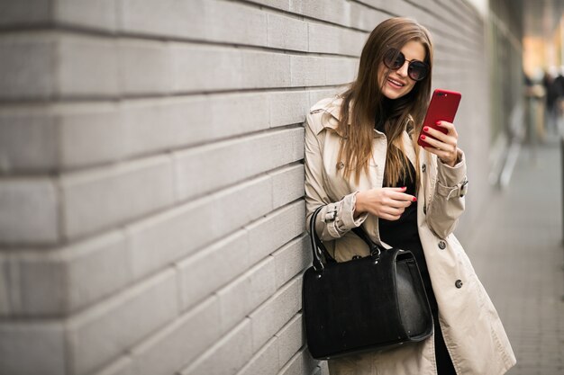 femme avec téléphone