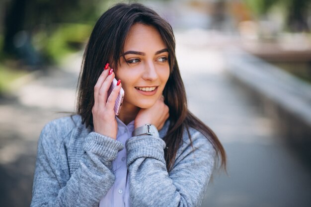 Femme avec téléphone