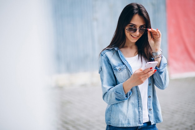 Femme avec téléphone