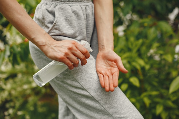 Femme tenant un antiseptique dans ses mains