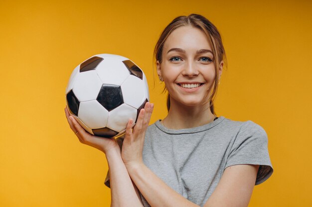 Femme tenant le ballon isolé en studio