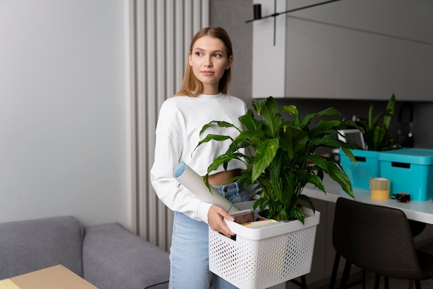 Photo gratuite femme tenant une boîte d'effets personnels