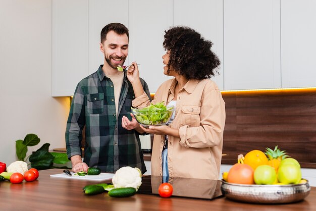 Femme tenant un bon bol de salade