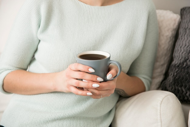 Femme tenant un café