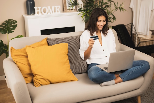 Femme tenant une carte de crédit