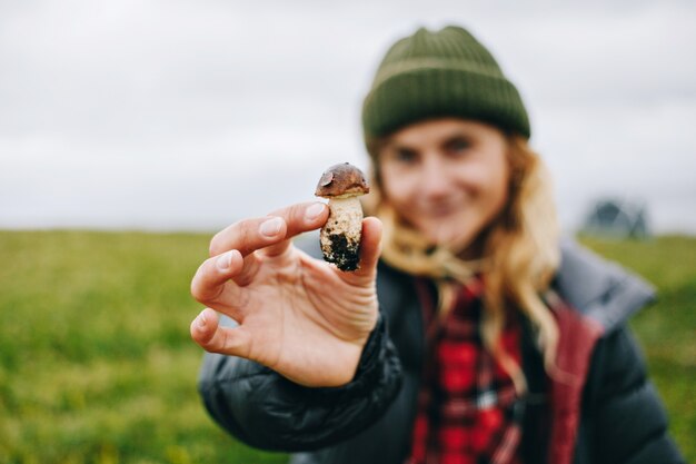 Femme tenant des champignons sauvages cueillis