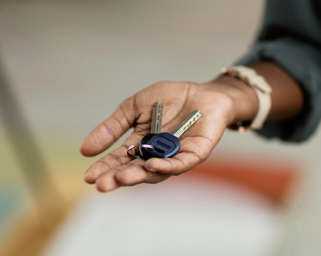 Photo gratuite femme tenant les clés de sa nouvelle maison