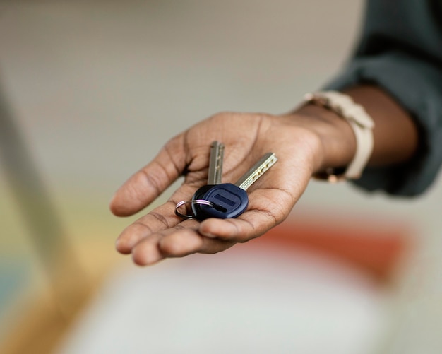 Femme Tenant Les Clés De Sa Nouvelle Maison