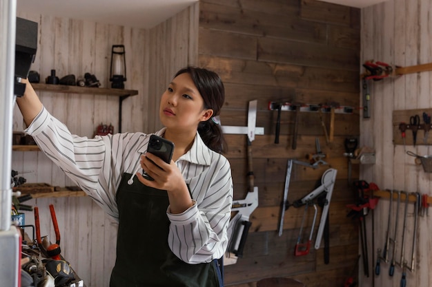 Femme tenant un coup moyen de téléphone