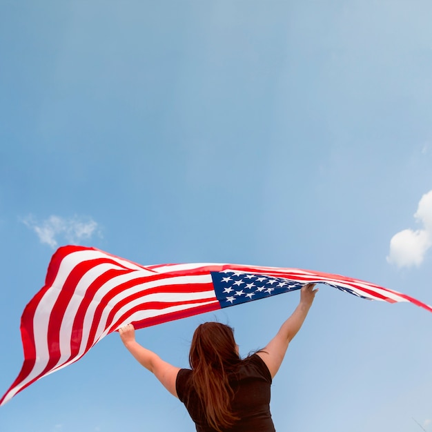 Femme tenant un drapeau américain