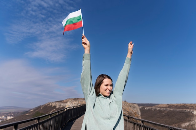 Femme tenant le drapeau bulgare à l'extérieur