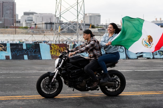 Photo gratuite femme tenant un drapeau mexicain dans la rue