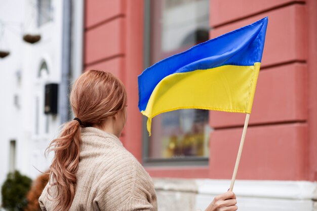 Femme tenant le drapeau ukrainien
