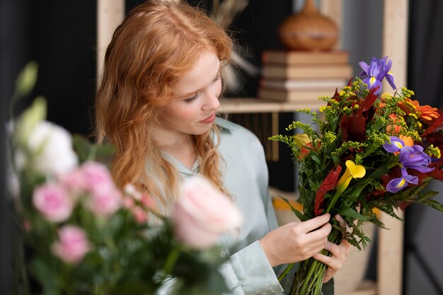 Femme tenant des fleurs coup moyen