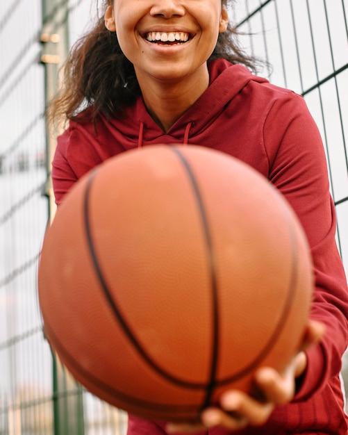 Femme tenant un gros plan de basket-ball