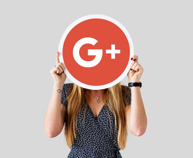 Femme tenant une icône Google Plus