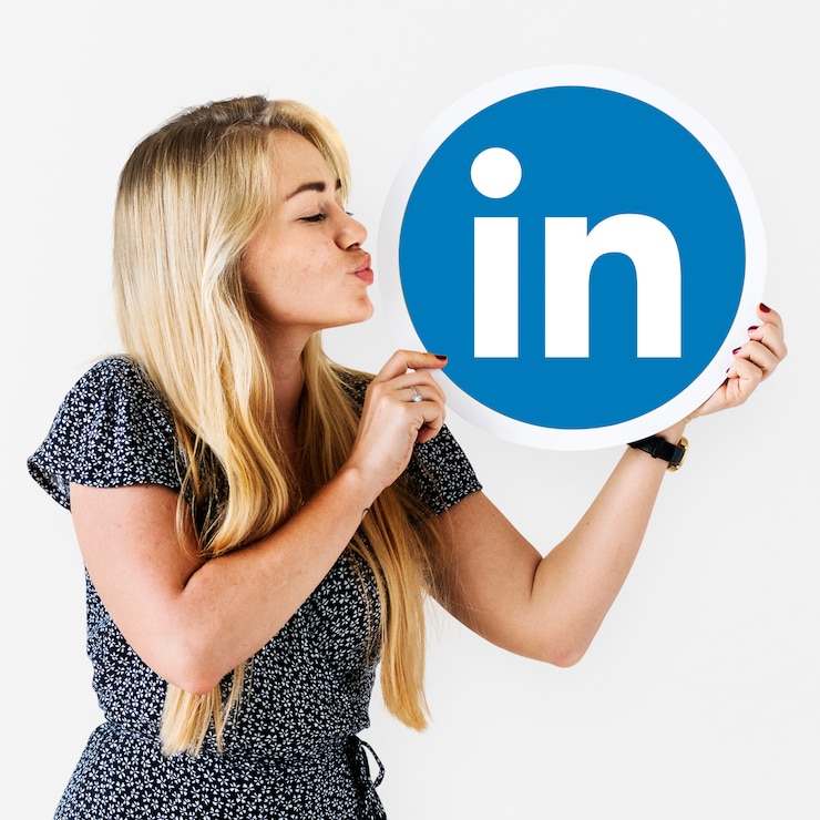 Photo gratuit femme tenant une icône linkedin