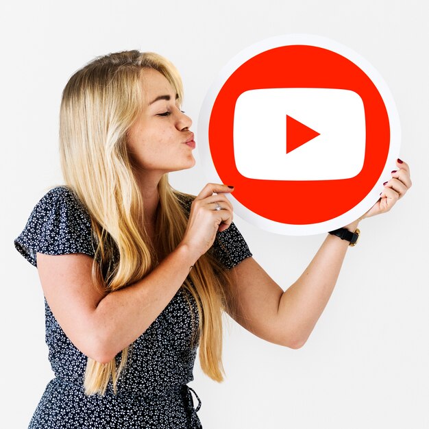 Femme tenant une icône YouTube