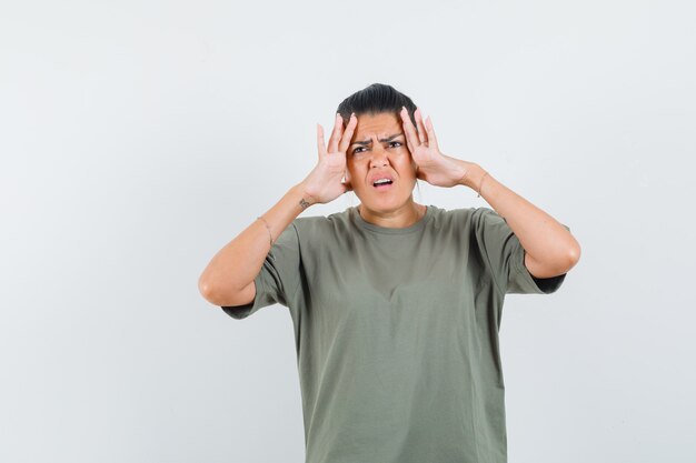 femme tenant les mains sur la tête en t-shirt et à la nostalgie