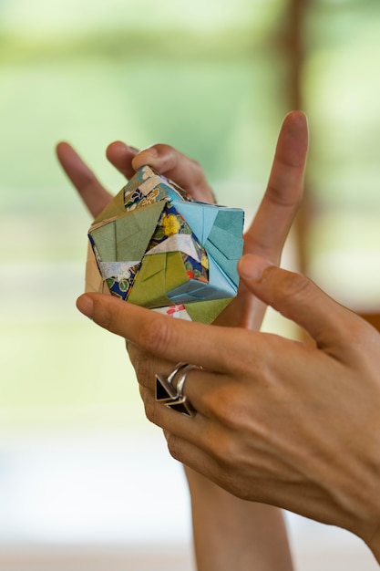 Femme tenant un objet en origami