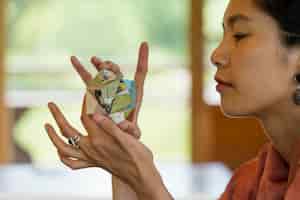 Photo gratuite femme tenant un objet en origami