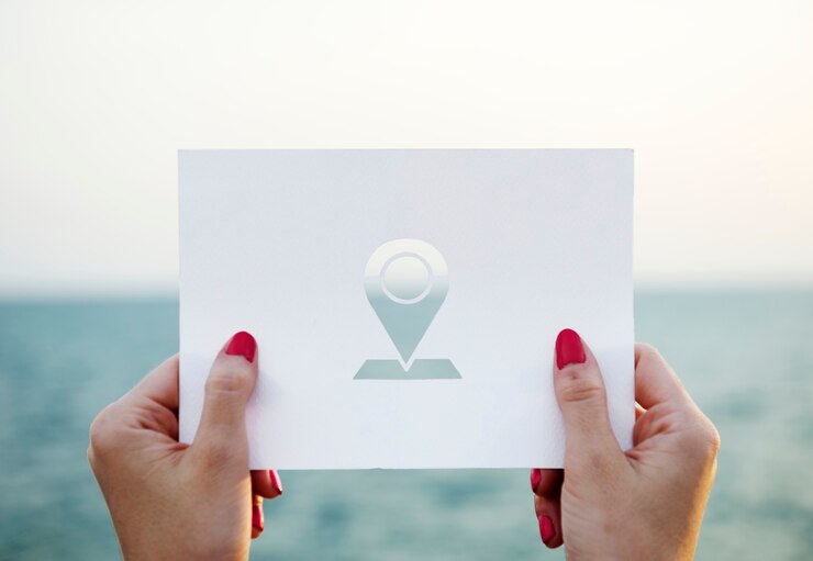 Photo gratuit femme tenant un pochoir à l&#39;extérieur avec la pancarte