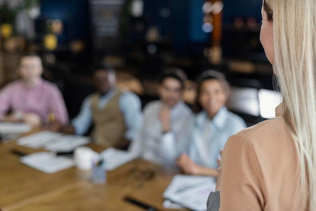 Femme tenant une réunion de bureau avec des collègues